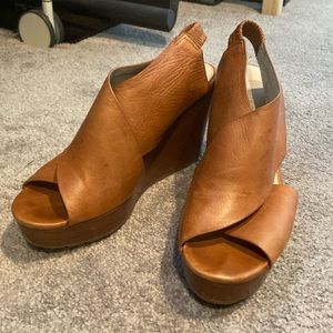 Kenneth Cole lt. brown leather wedge sandals sz 10